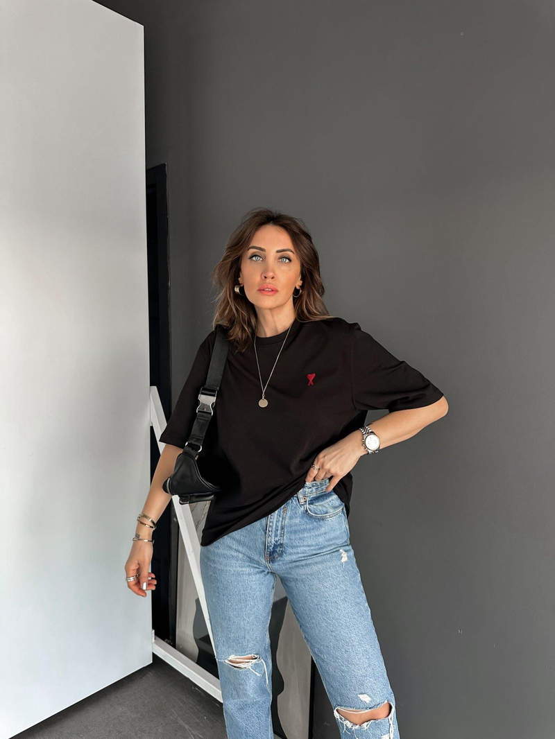 Siyah Kalp İşlemeli Tshirt