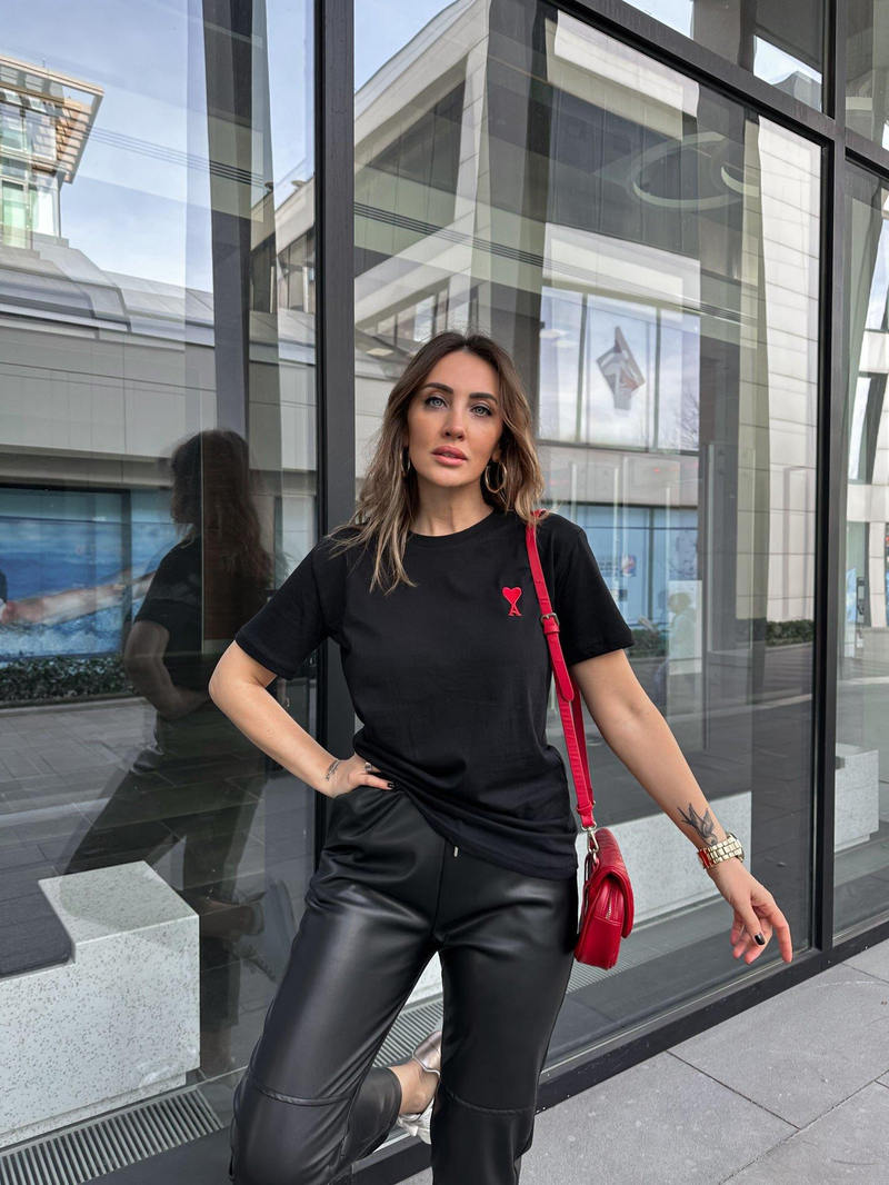 Siyah Kırmızı Kalpli Basic Tshirt