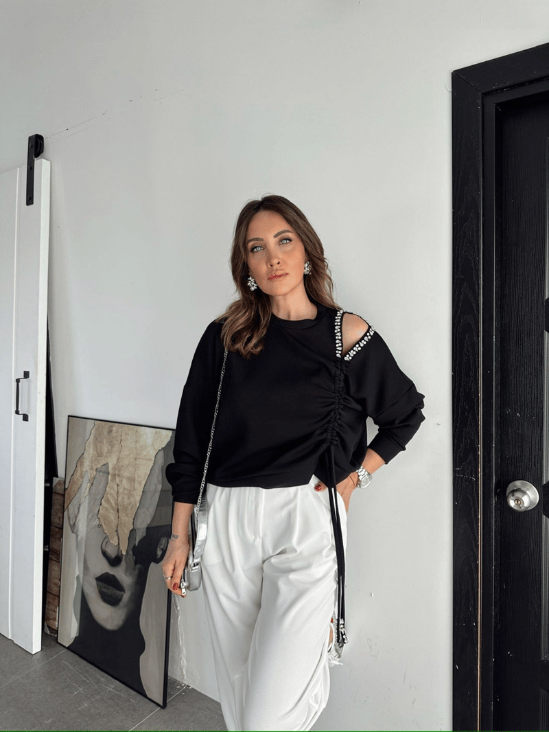 Siyah Omuz Dekolteli Taşlı Sweatshirt