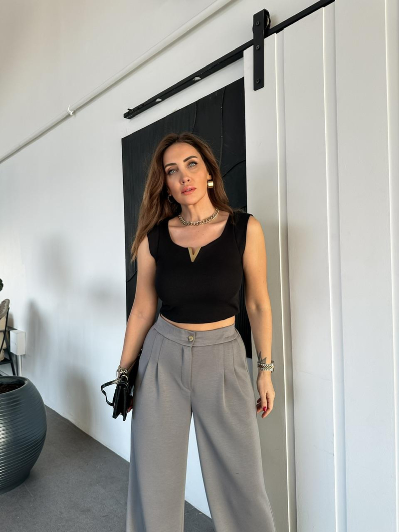 Siyah V Aksesuarlı Tshirt