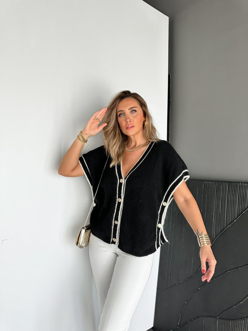 Siyah V Yaka Düğmeli Triko Süveter