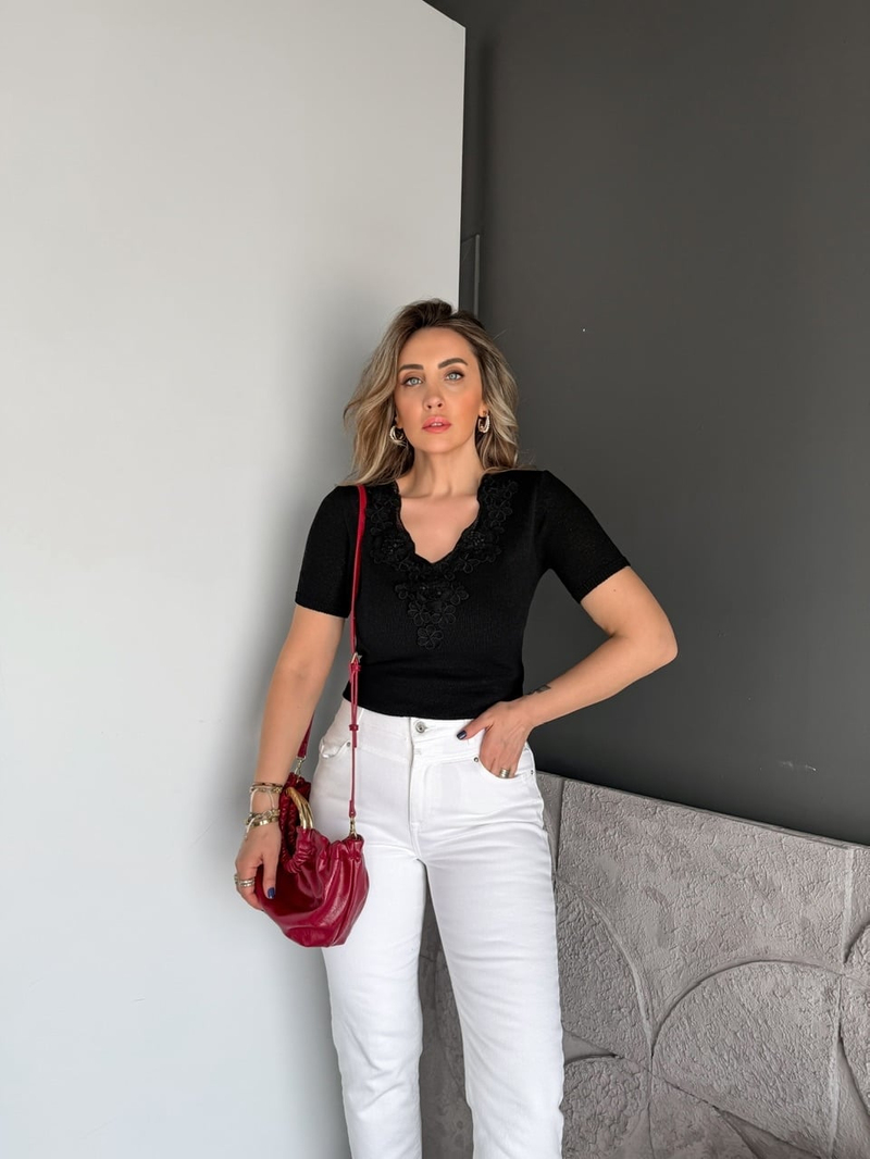 Siyah Yakası Çiçekli Kısa Kollu Triko