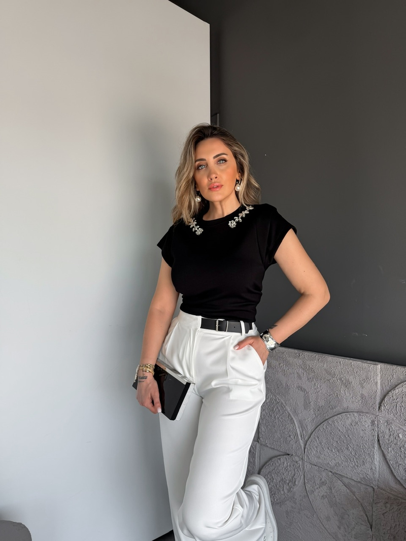 Siyah Yakası Taşlı Omuz Detaylı Tshirt