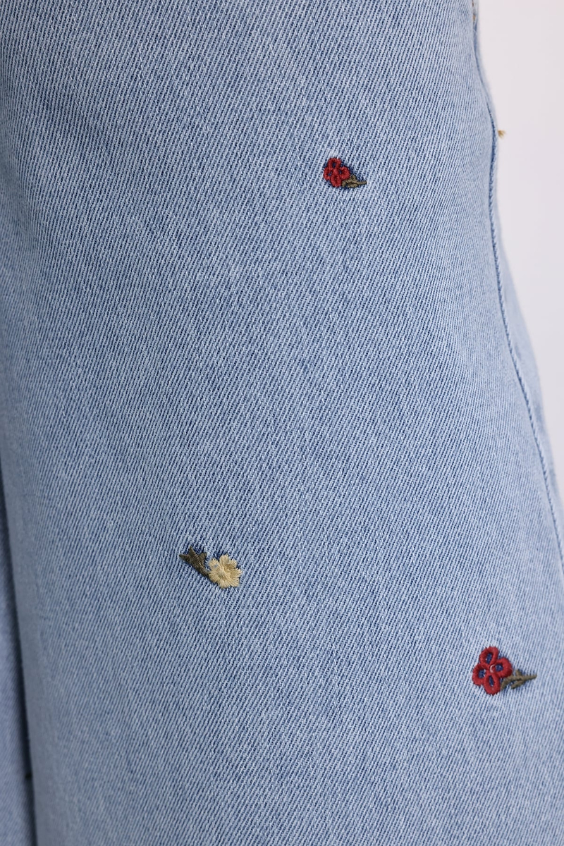 Açık Mavi Çiçek Nakış İşlemeli Baggy Jean 