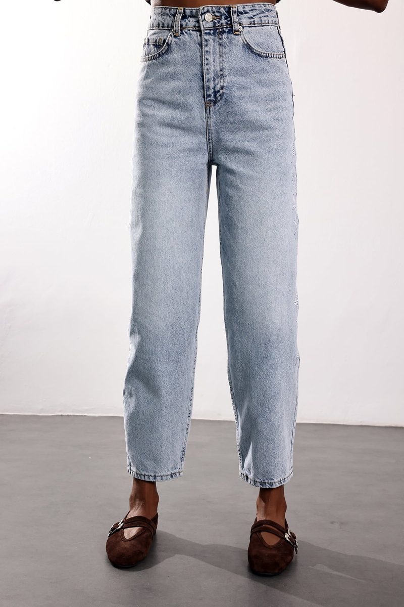Açık Mavi Yanları Çiçek Nakışlı Barrrel Jean 1019