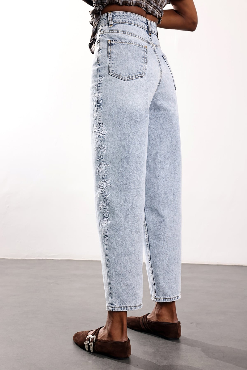 Açık Mavi Yanları Çiçek Nakışlı Barrrel Jean 1019