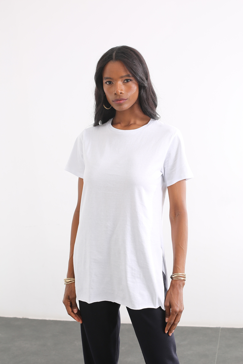 Beyaz Bisiklet Yaka Yırtmaçlı Tshirt 1482