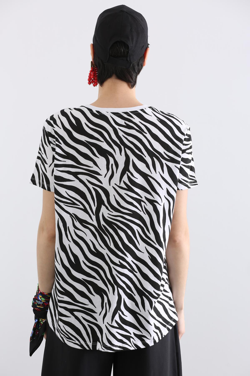 Beyaz Bisiklet Yaka Zebra Desen Tshirt 