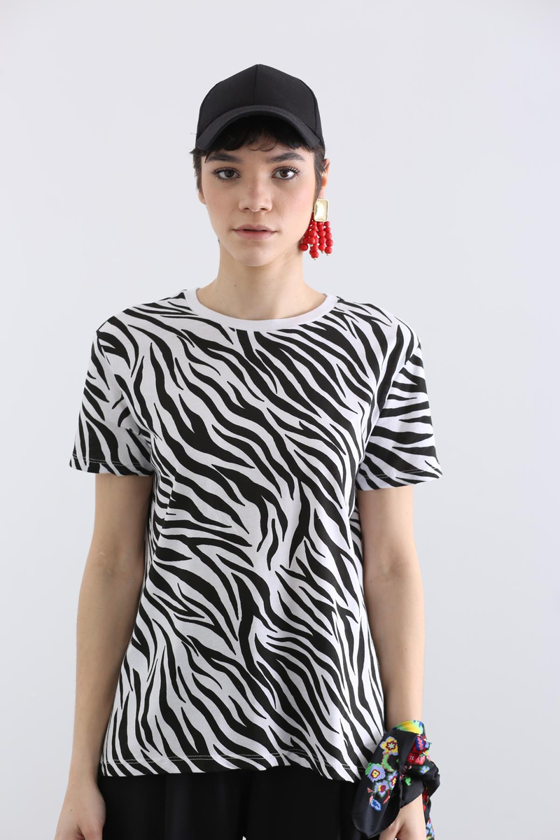 Beyaz Bisiklet Yaka Zebra Desen Tshirt 