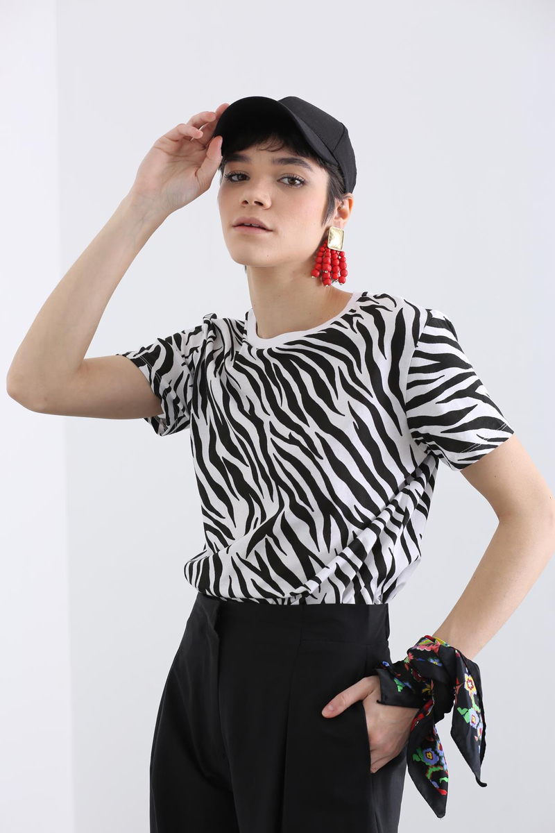 Beyaz Bisiklet Yaka Zebra Desen Tshirt 