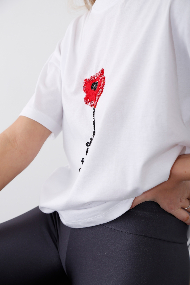 Beyaz Çiçek Nakışlı Tshirt 210009