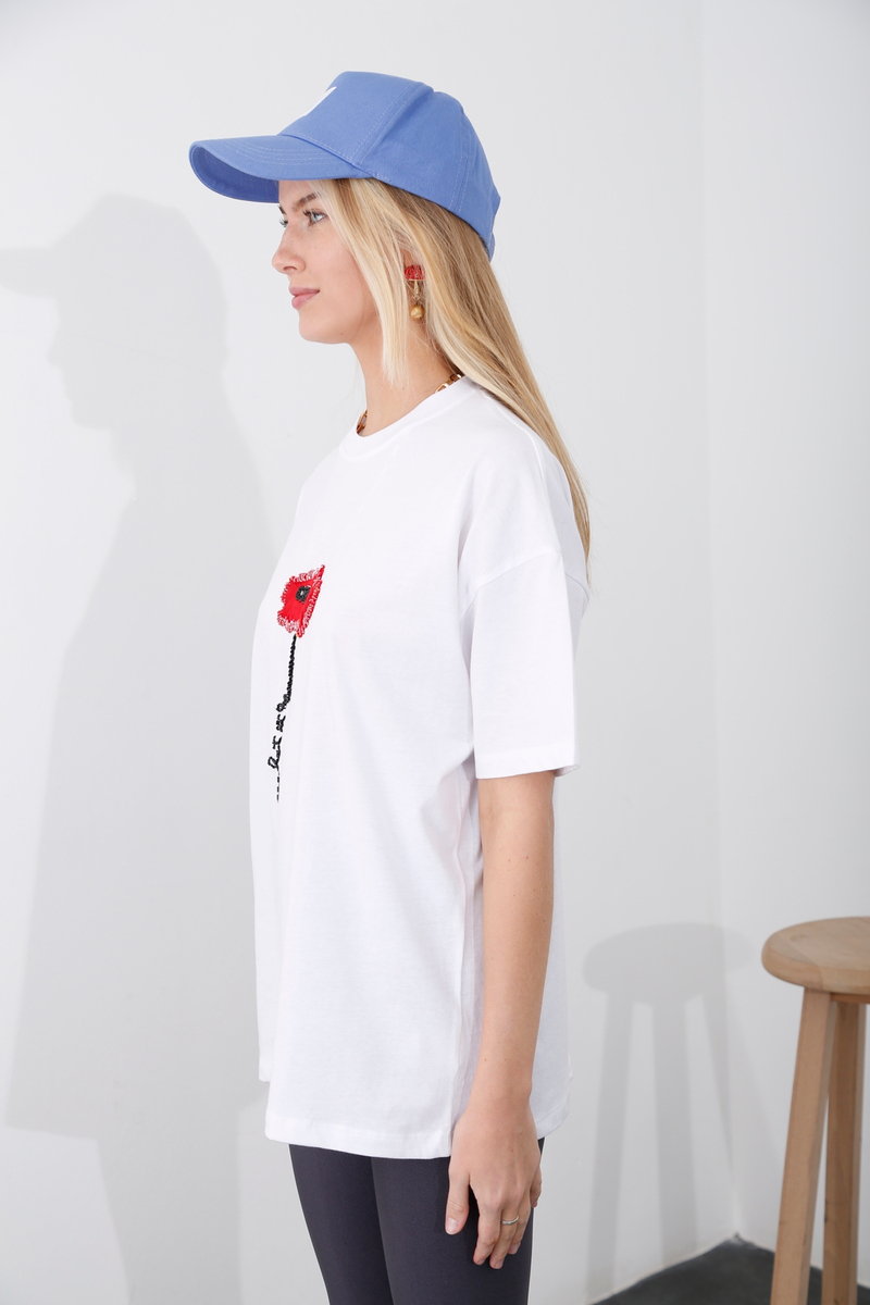 Beyaz Çiçek Nakışlı Tshirt 210009