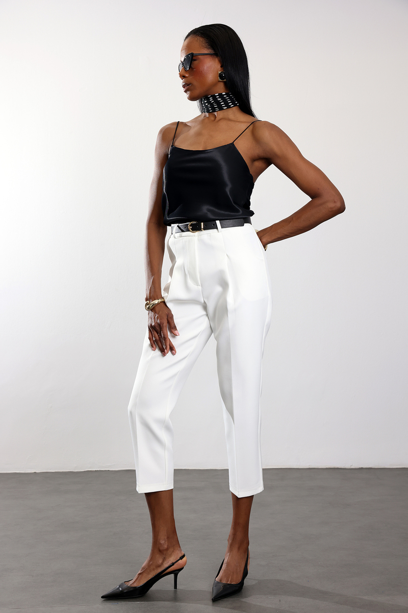 Beyaz Kemerli Havuç Kesim Pantolon 9936