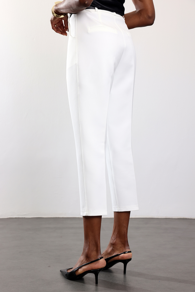 Beyaz Kemerli Havuç Kesim Pantolon 9936