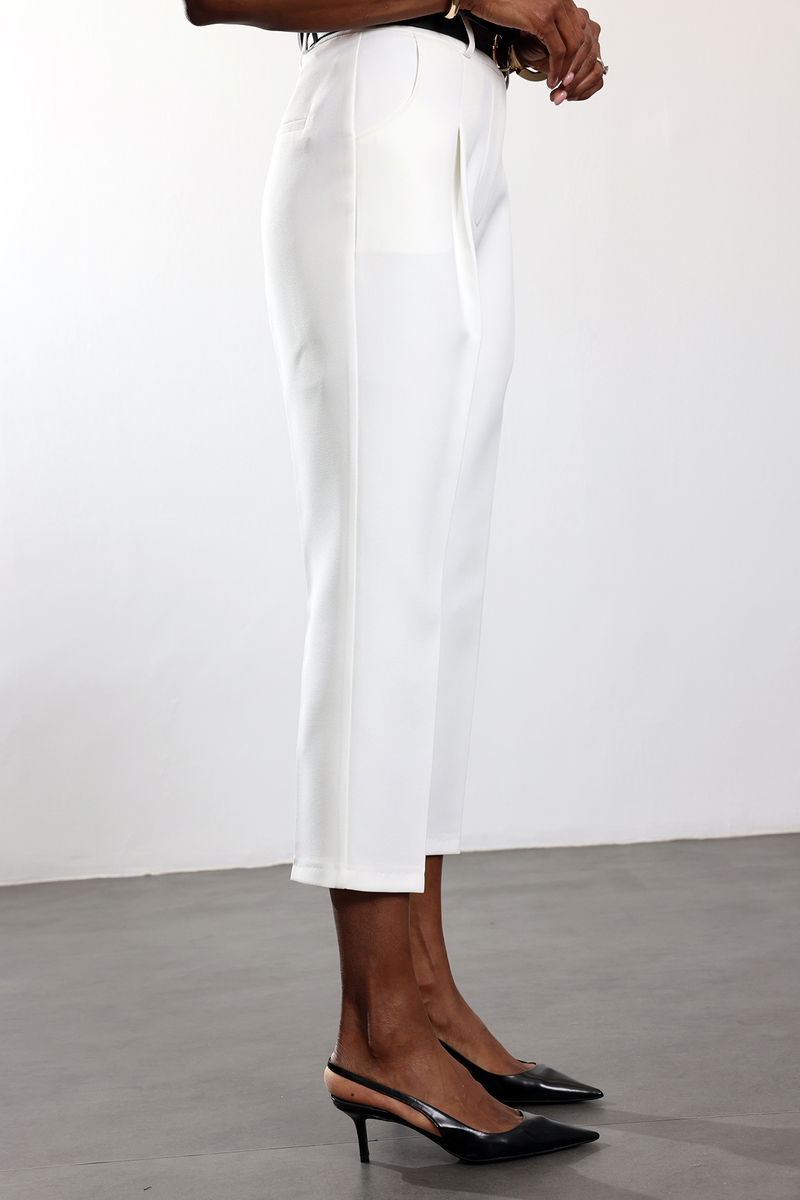 Beyaz Kemerli Havuç Kesim Pantolon 9936