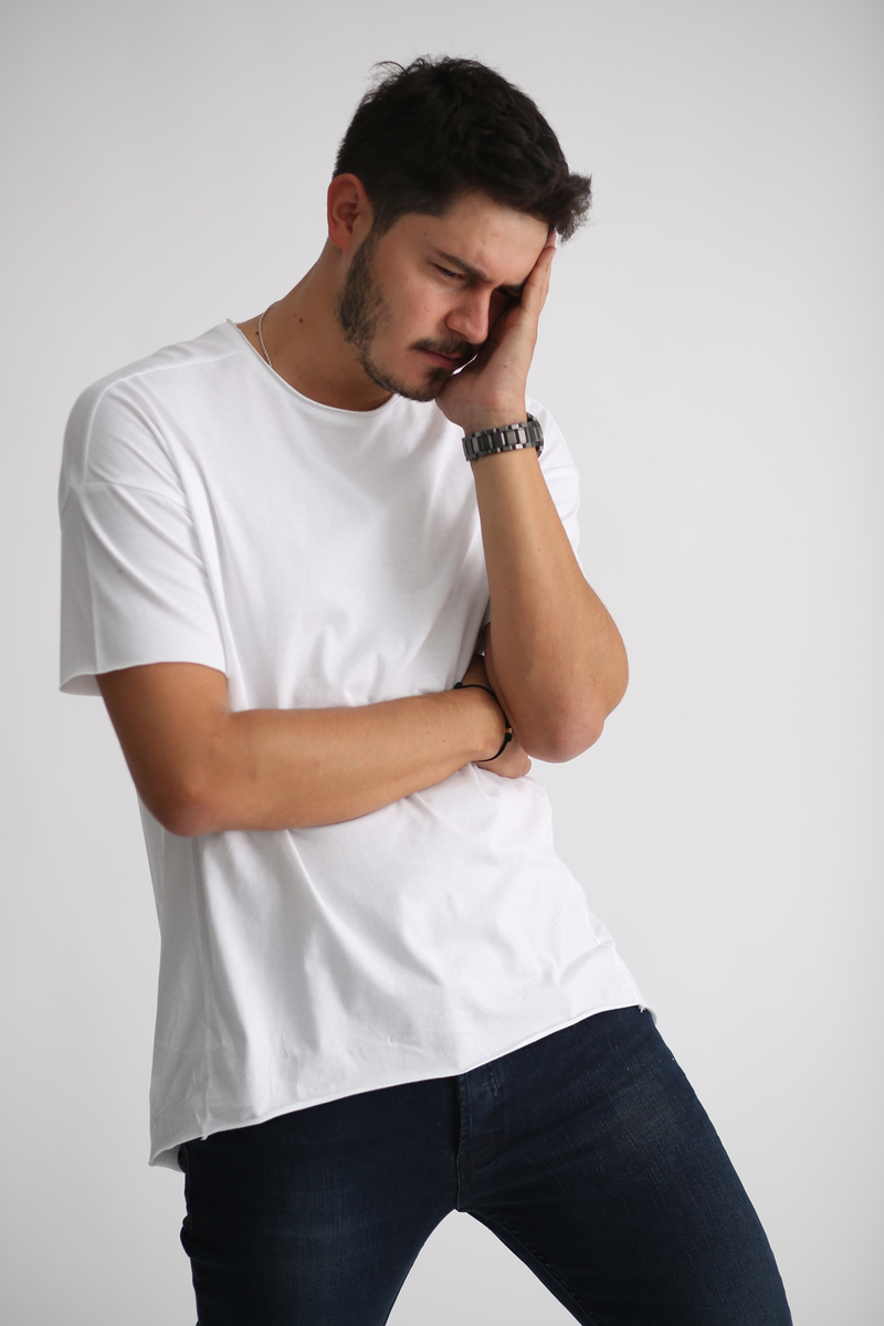 Beyaz Kesik Yaka Basic Tshirt 