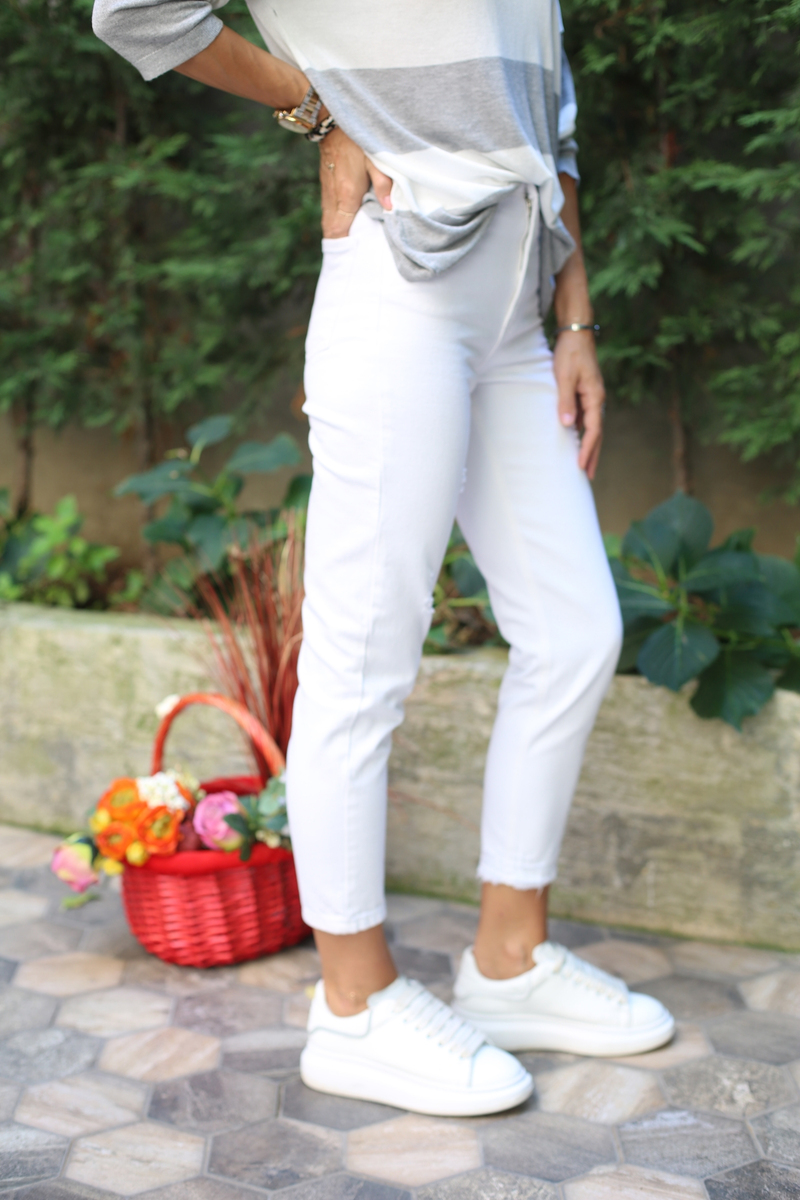 Beyaz Paçası Yırtıklı Mom Jean