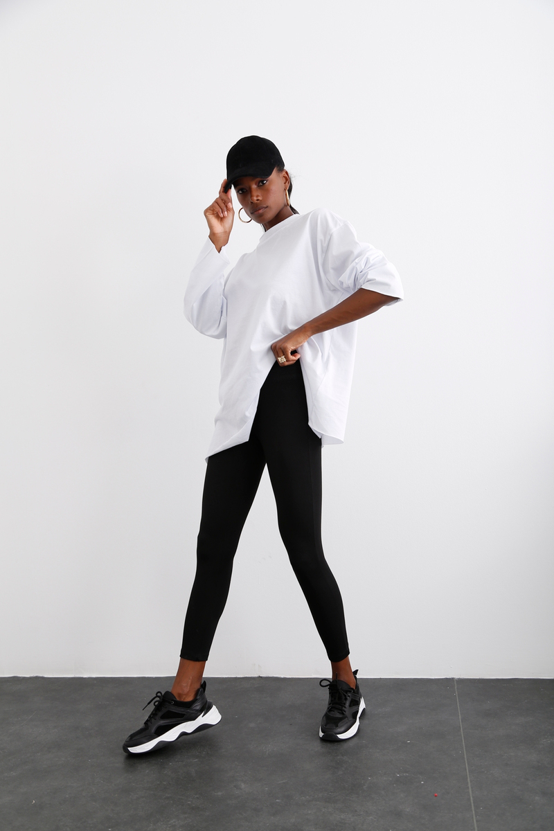 Beyaz Yırtmaç Detaylı Oversize Tshirt 0012