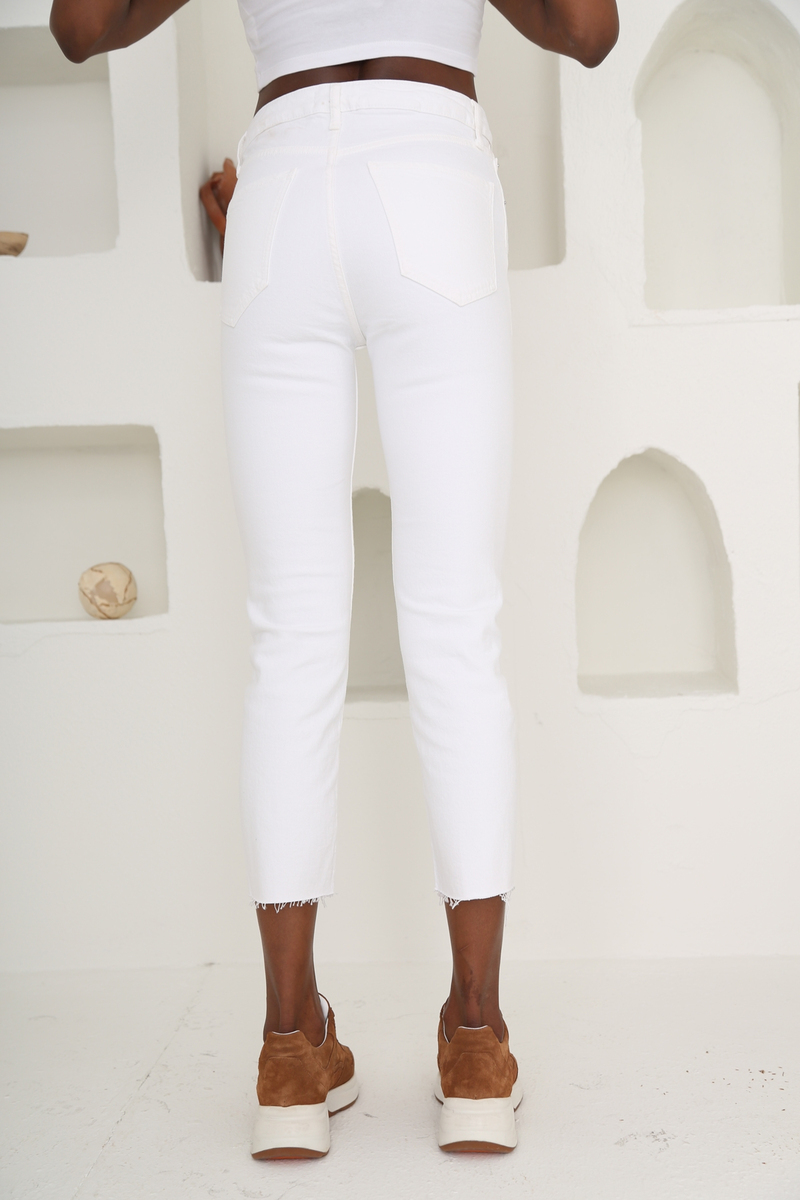 Beyaz Yüksek Bel Kesik Paça Boyfit Jean 