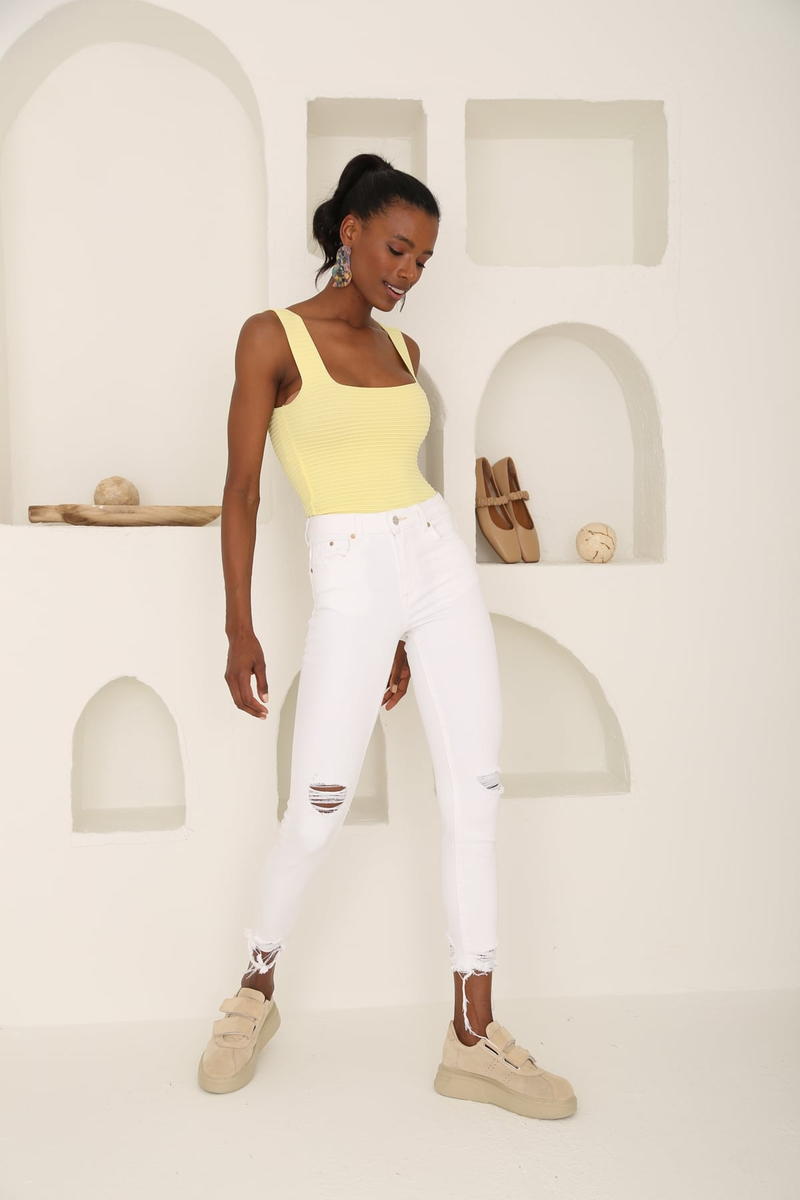 Beyaz Yüksek Bel Yırtıklı Mom Fit Jean 1100008