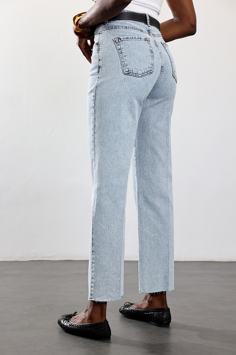 Buz Mavi Kemerli Boyfit Jean 102