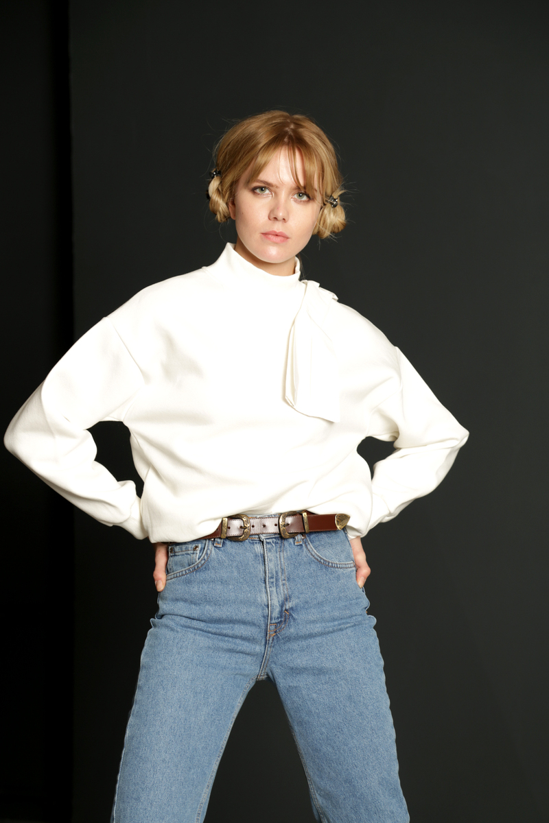 Ekru Dik Yaka Fiyonk Detaylı Sweatshirt