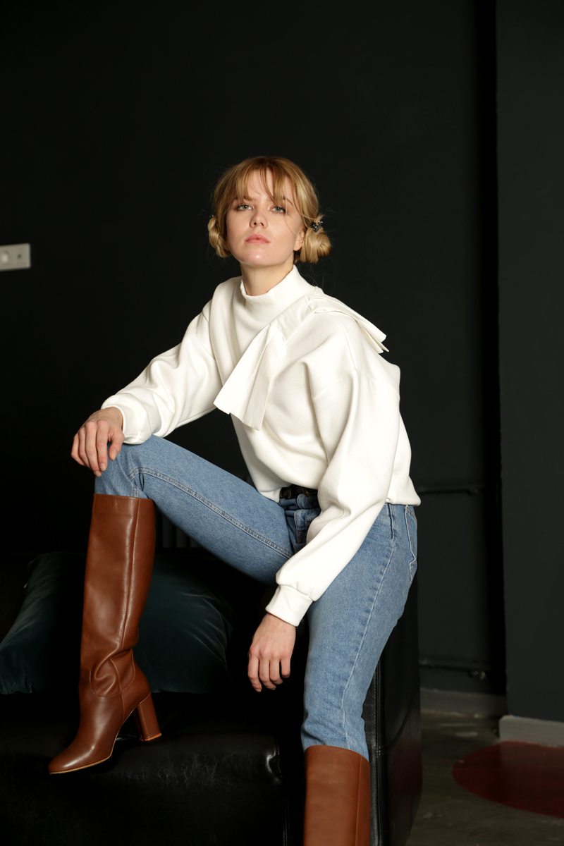 Ekru Dik Yaka Fiyonk Detaylı Sweatshirt