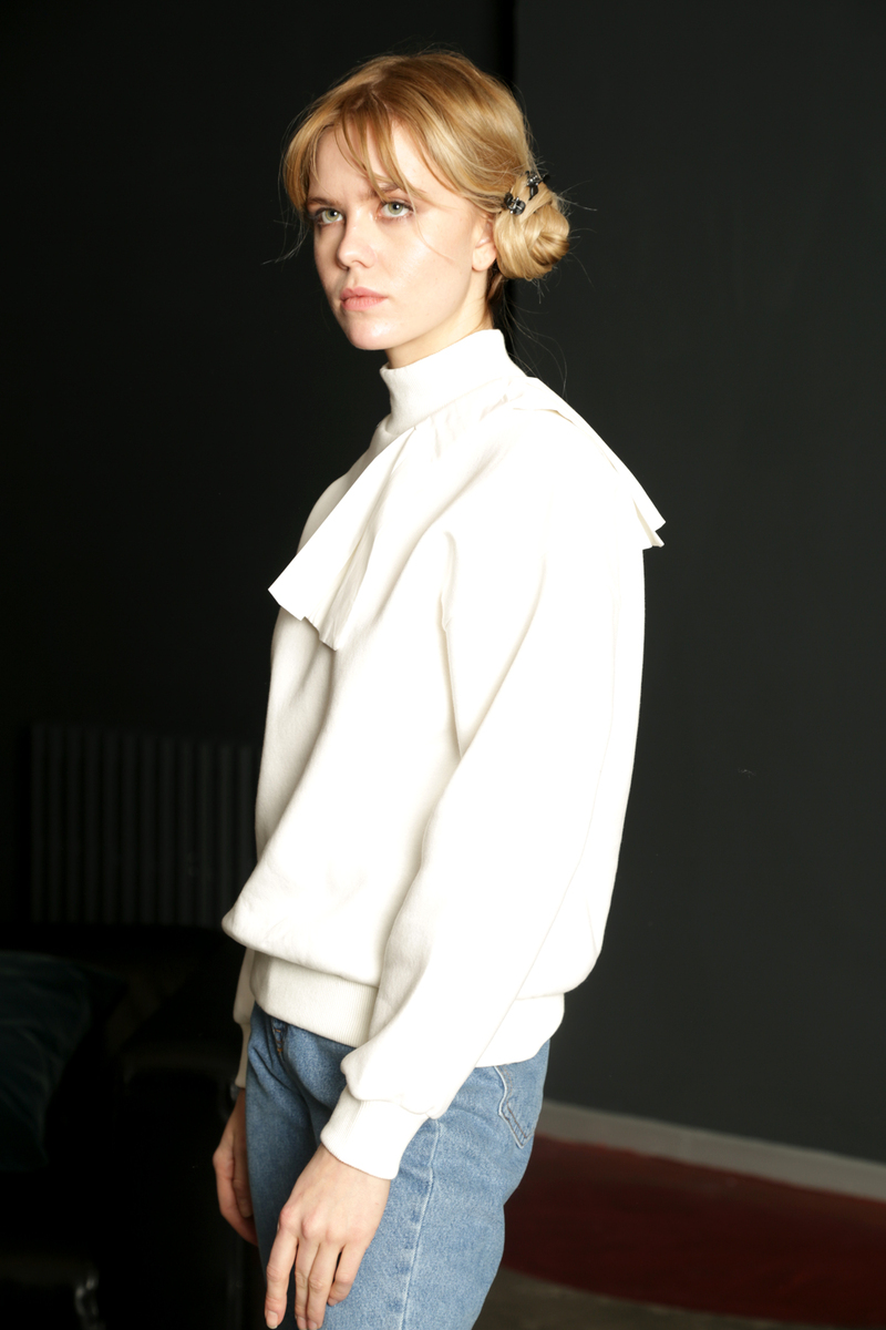 Ekru Dik Yaka Fiyonk Detaylı Sweatshirt