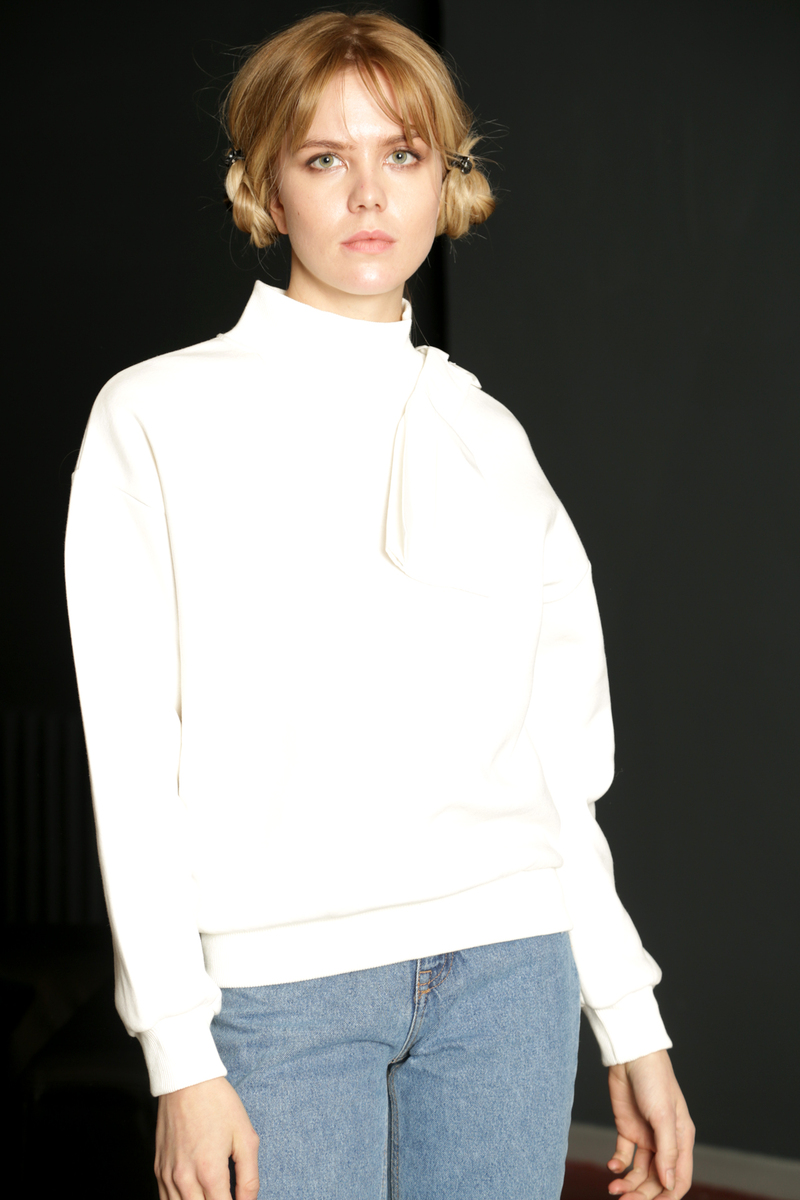 Ekru Dik Yaka Fiyonk Detaylı Sweatshirt