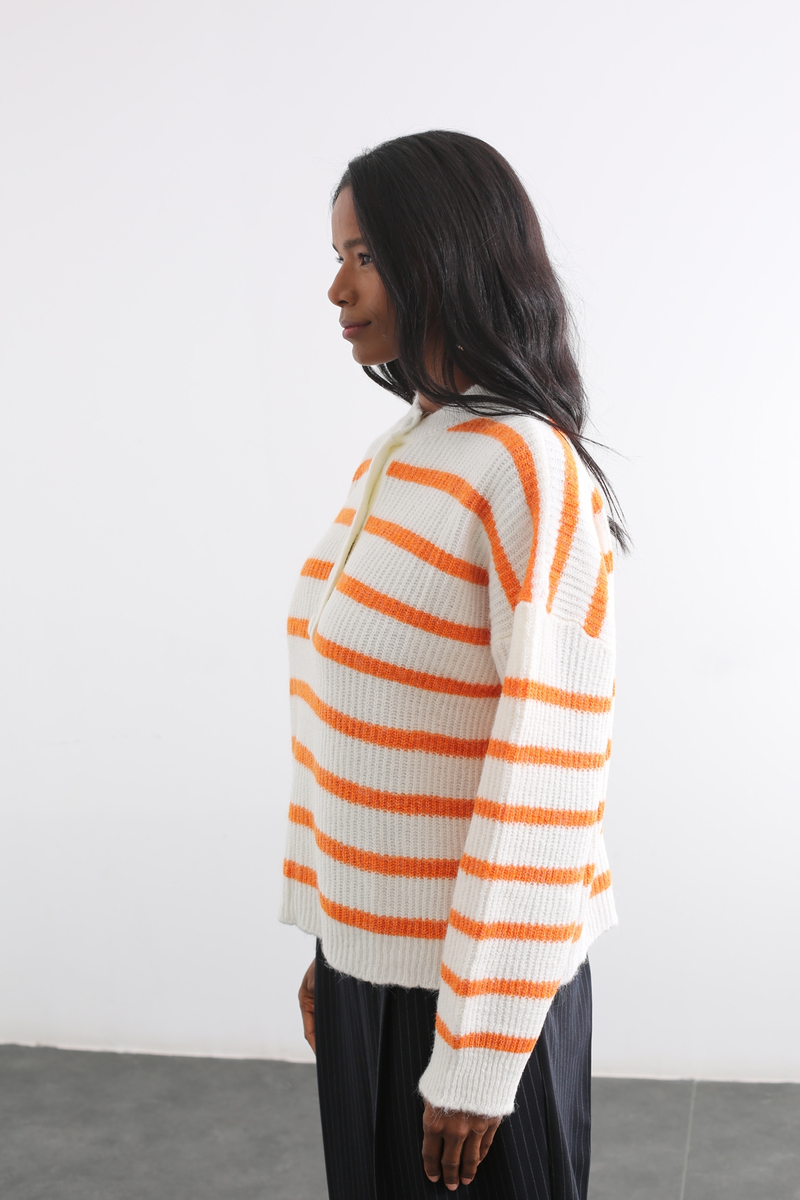 Ekru-Turuncu Düğme Detaylı Çizgili Kazak T93421