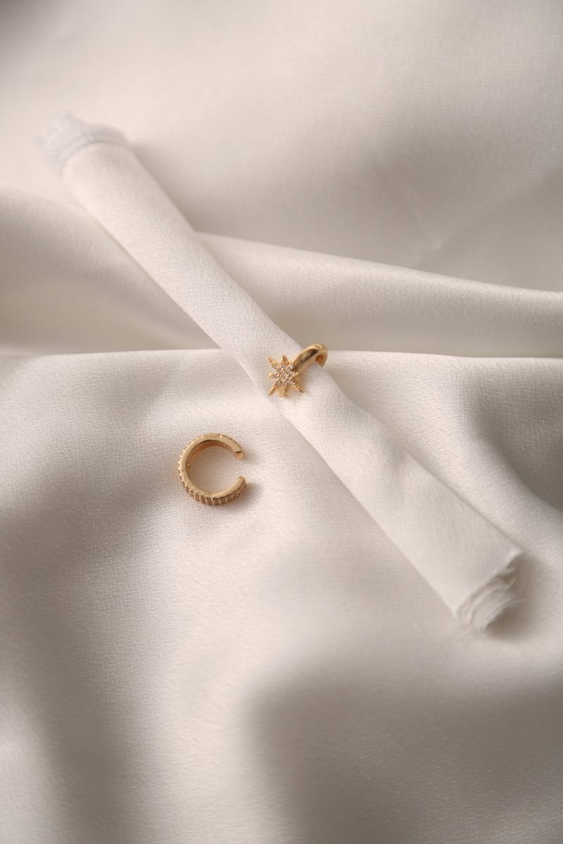 Gold Yıldızlı Kıkırdak Küpe 