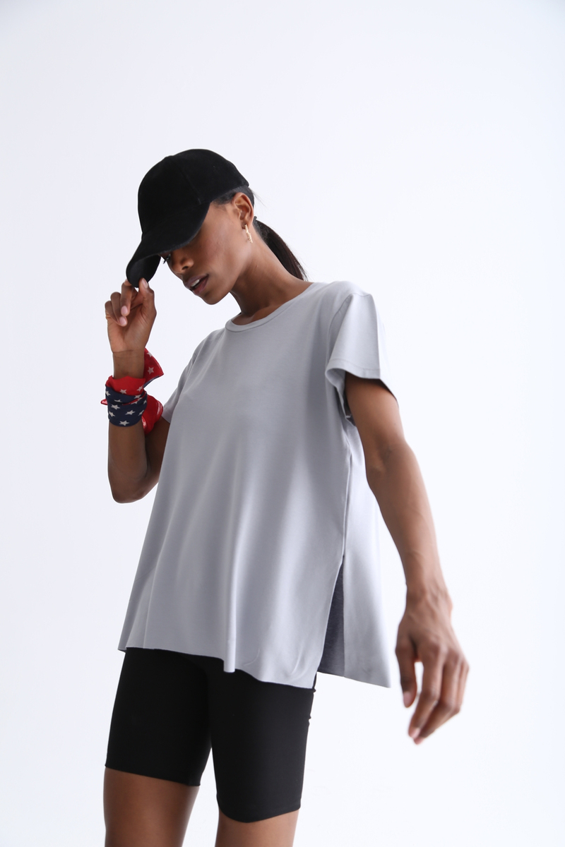 Gri Bisiklet Yaka Yırtmaçlı Tshirt 