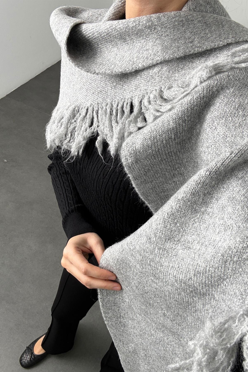 Gri Püsküllü Üçgen Atkı 16004