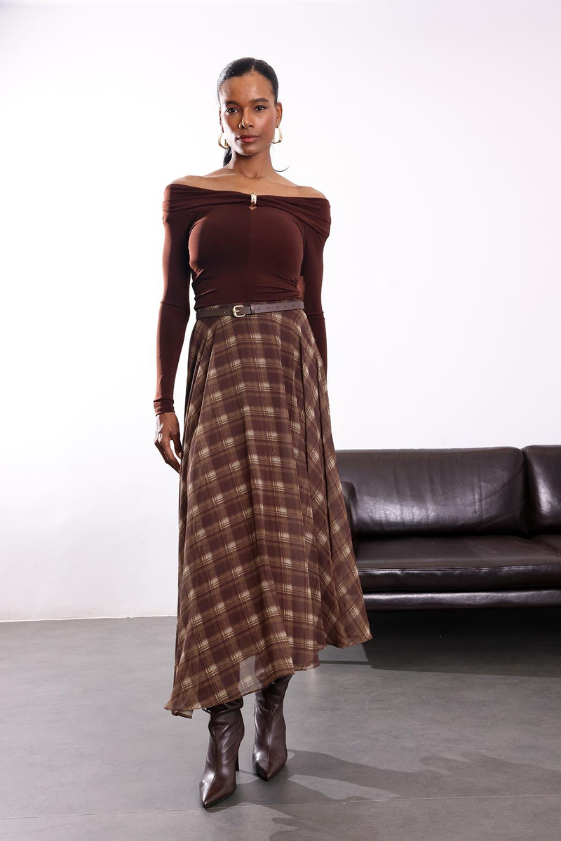 Kahverengi Aksesuar Detaylı Kayık Yaka Bluz 0741