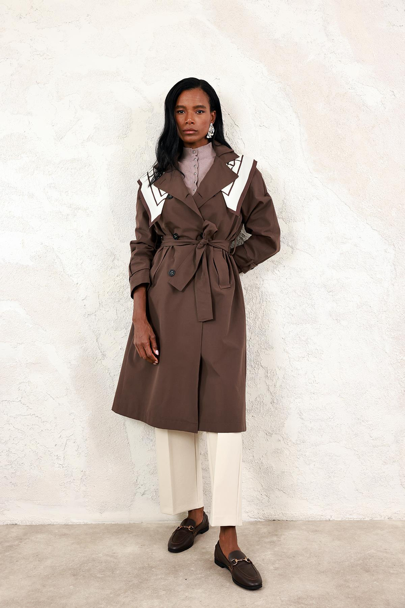 Kahverengi Fularlı Trençkot 