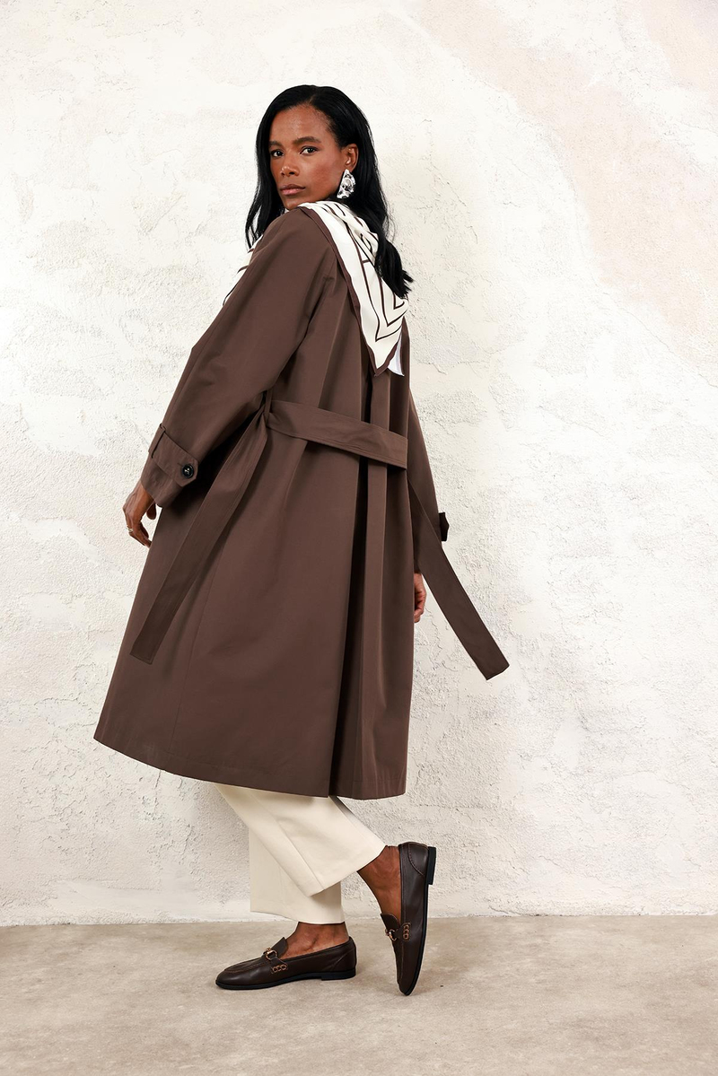 Kahverengi Fularlı Trençkot 