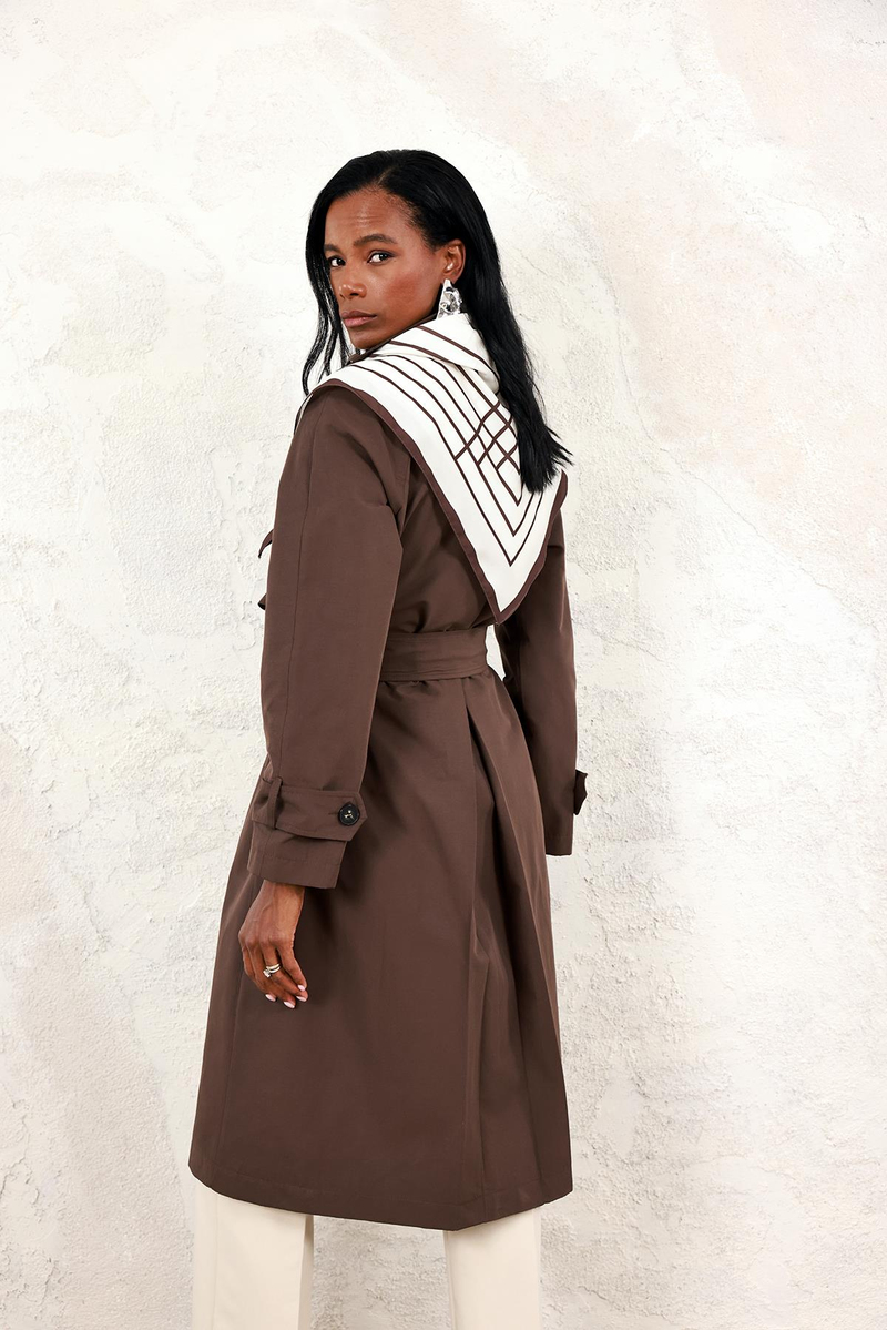 Kahverengi Fularlı Trençkot 