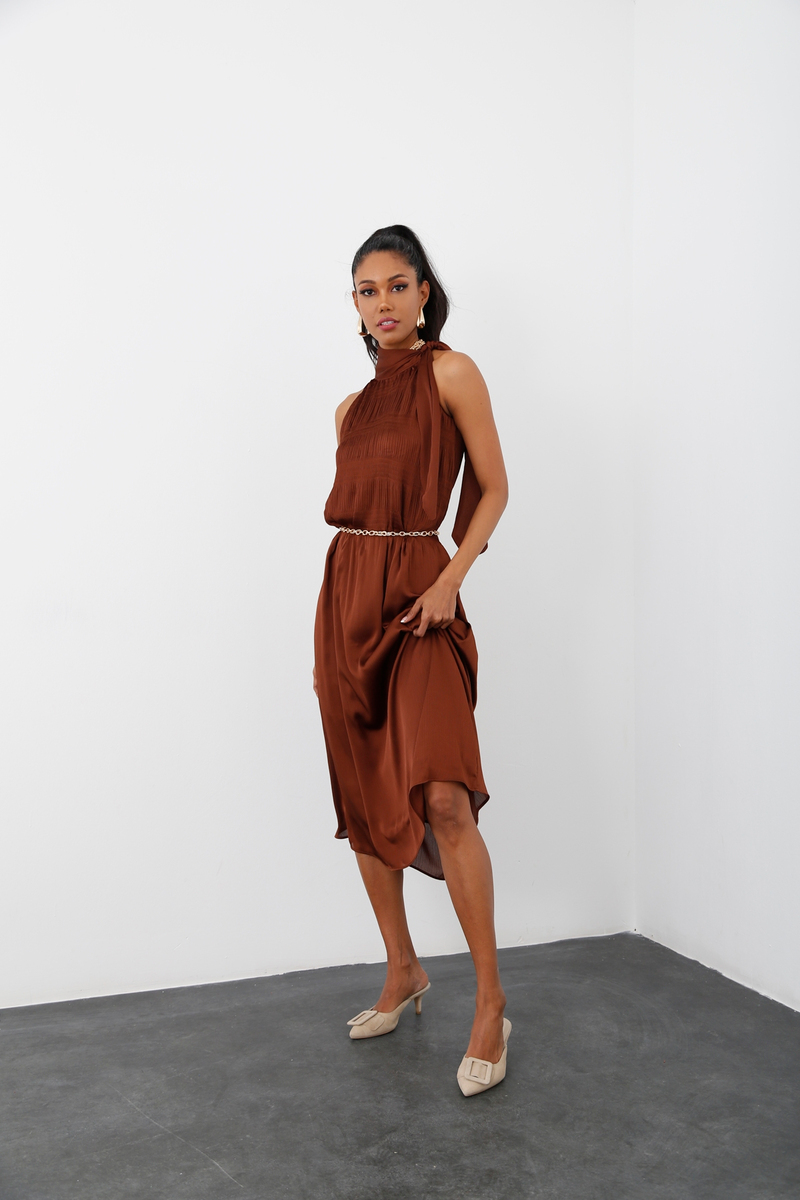 Kahverengi Halter Yaka Elbise 
