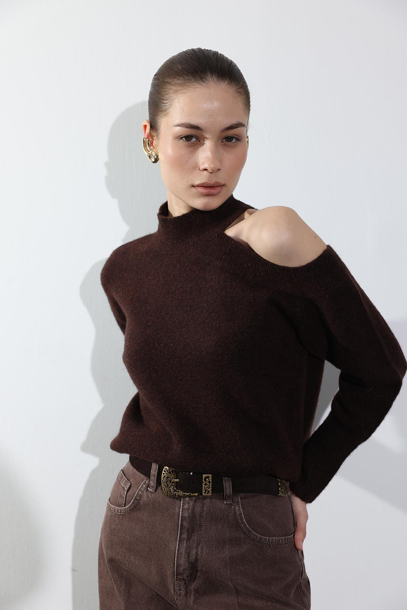 Kahverengi Yarım Balıkçı Omuz Detaylı Kazak 7779