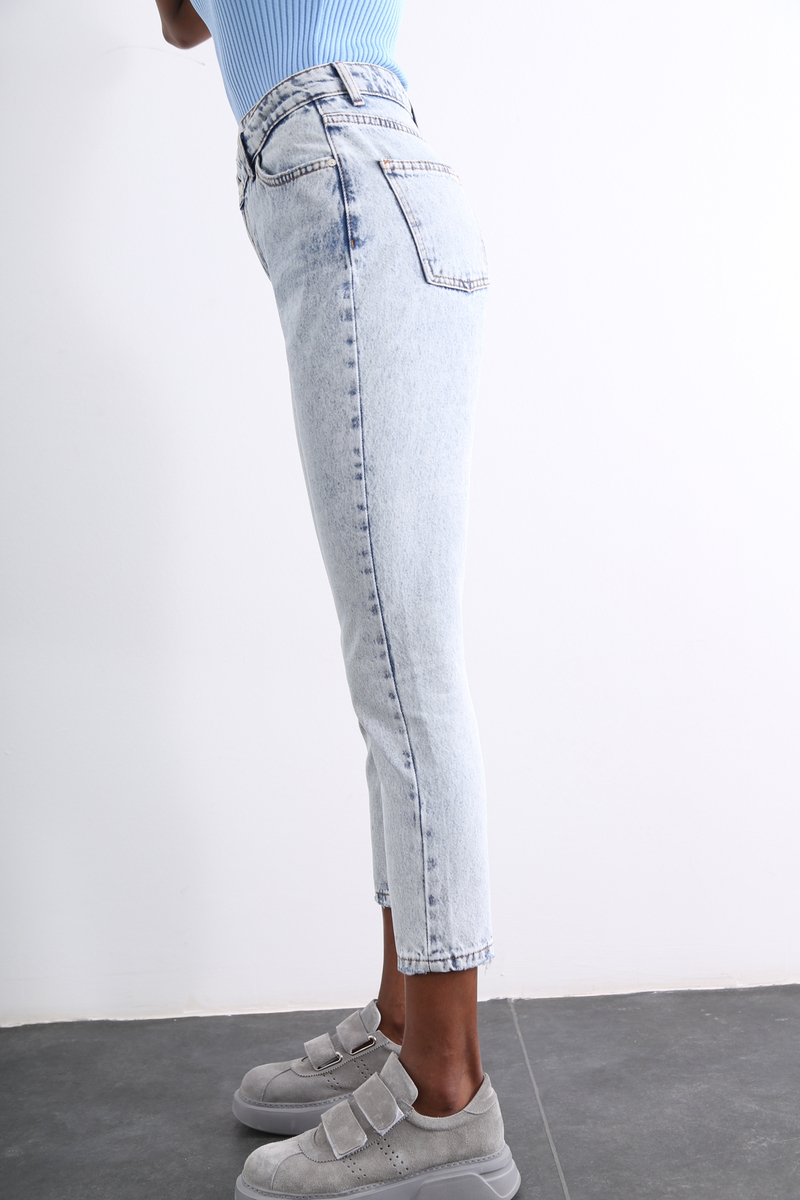 Kar Yıkamalı Asimetrik Bel Detaylı Mom Jean 21308