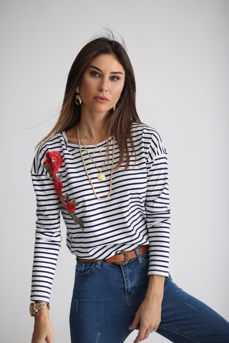 Kırmızı Çiçek Detaylı Uzun Kol Tshirt 