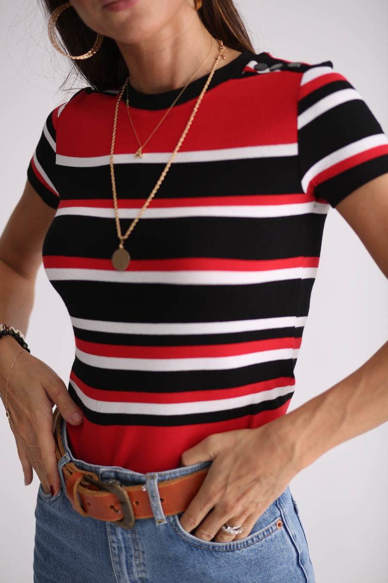 Kırmızı Omzu  Düğme Detaylı Tshirt 