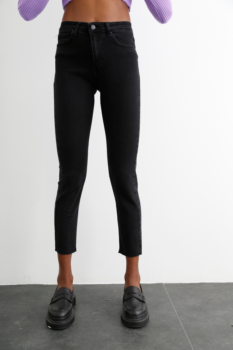 Koyu Füme Yüksek Bel Kesik Paça Boyfit Jean 