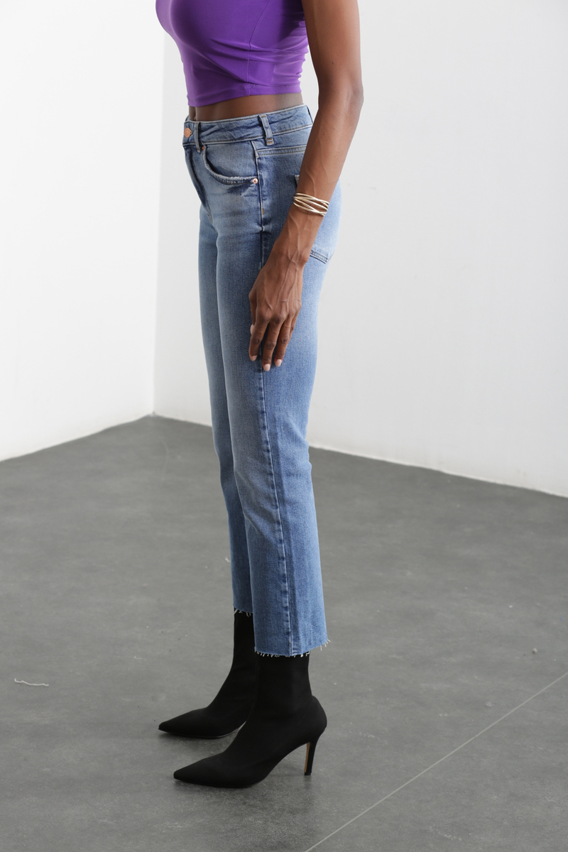 Mavi Kesik Paça Slim Fit Jean 28