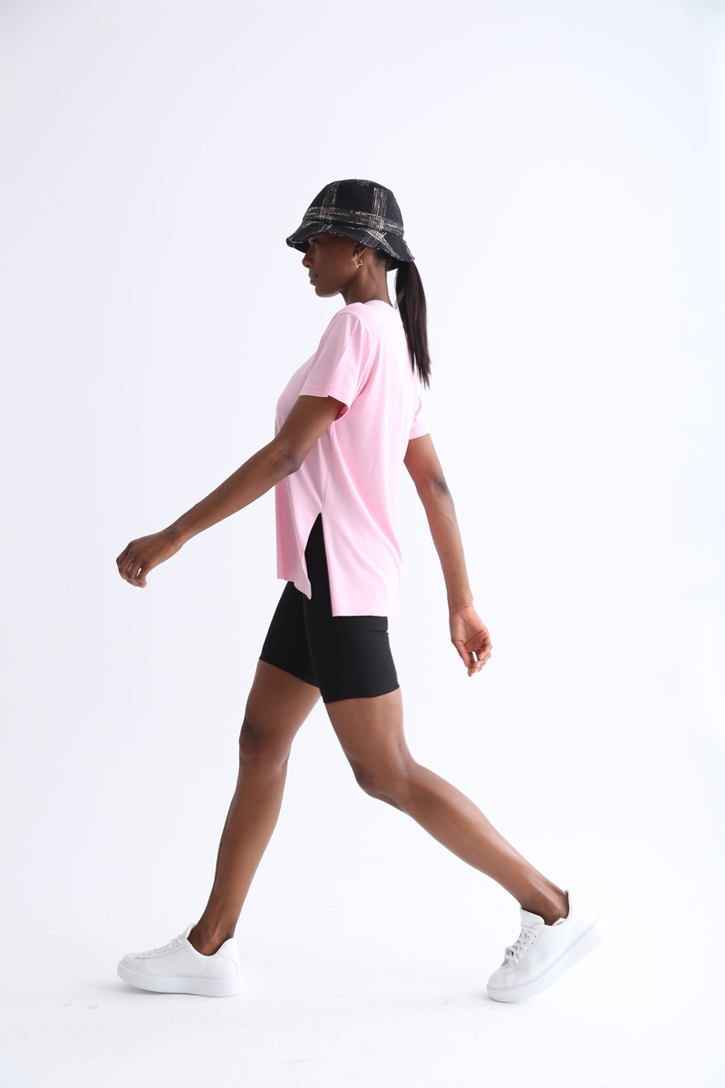 Pembe Bisiklet Yaka Yırtmaçlı Tshirt 
