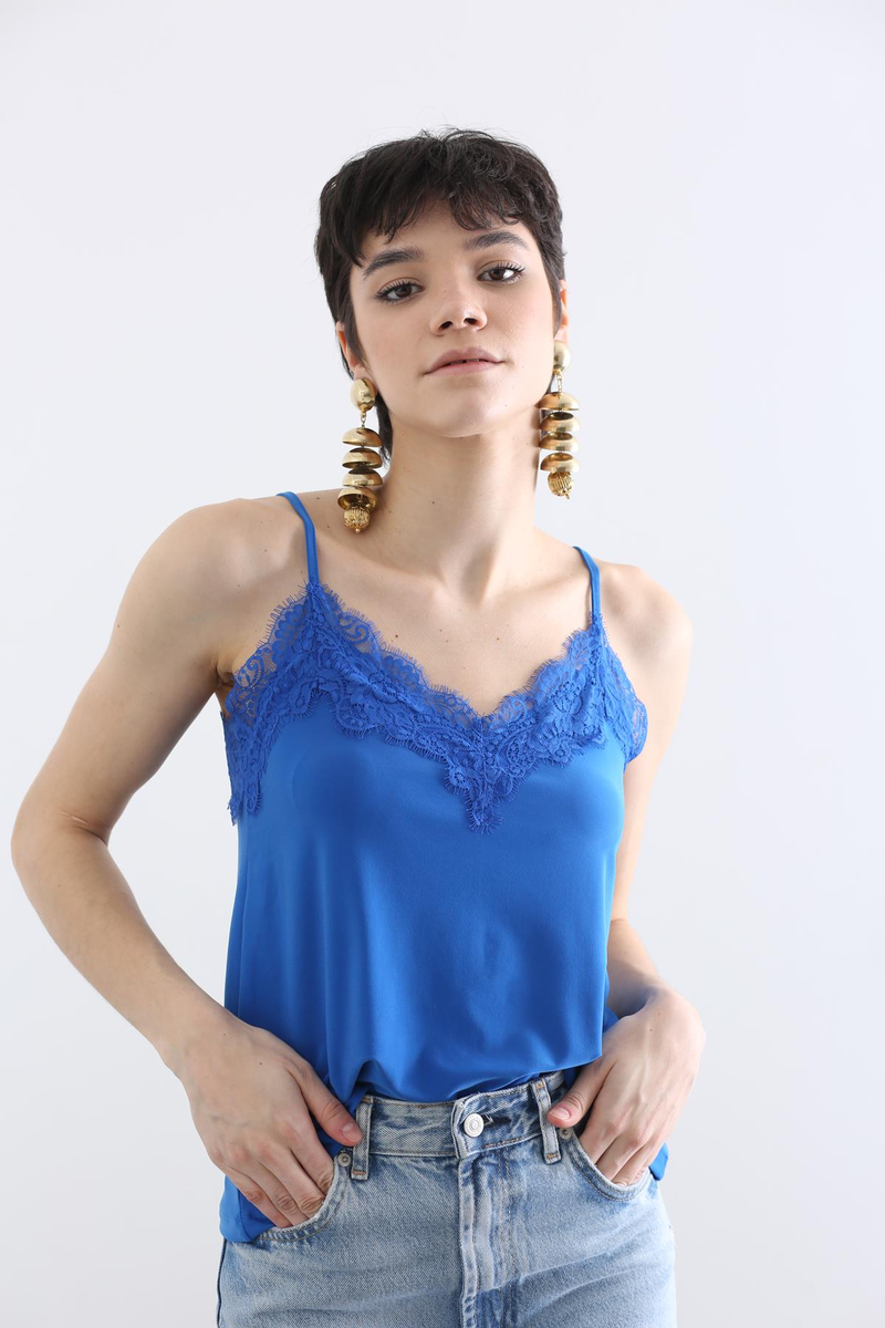 Saks Ayarlanabilir Askılı Dantelli Bluz 