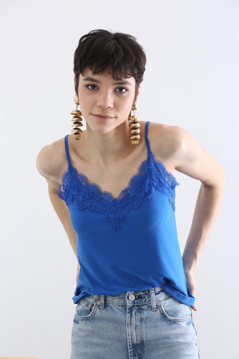 Saks Ayarlanabilir Askılı Dantelli Bluz 