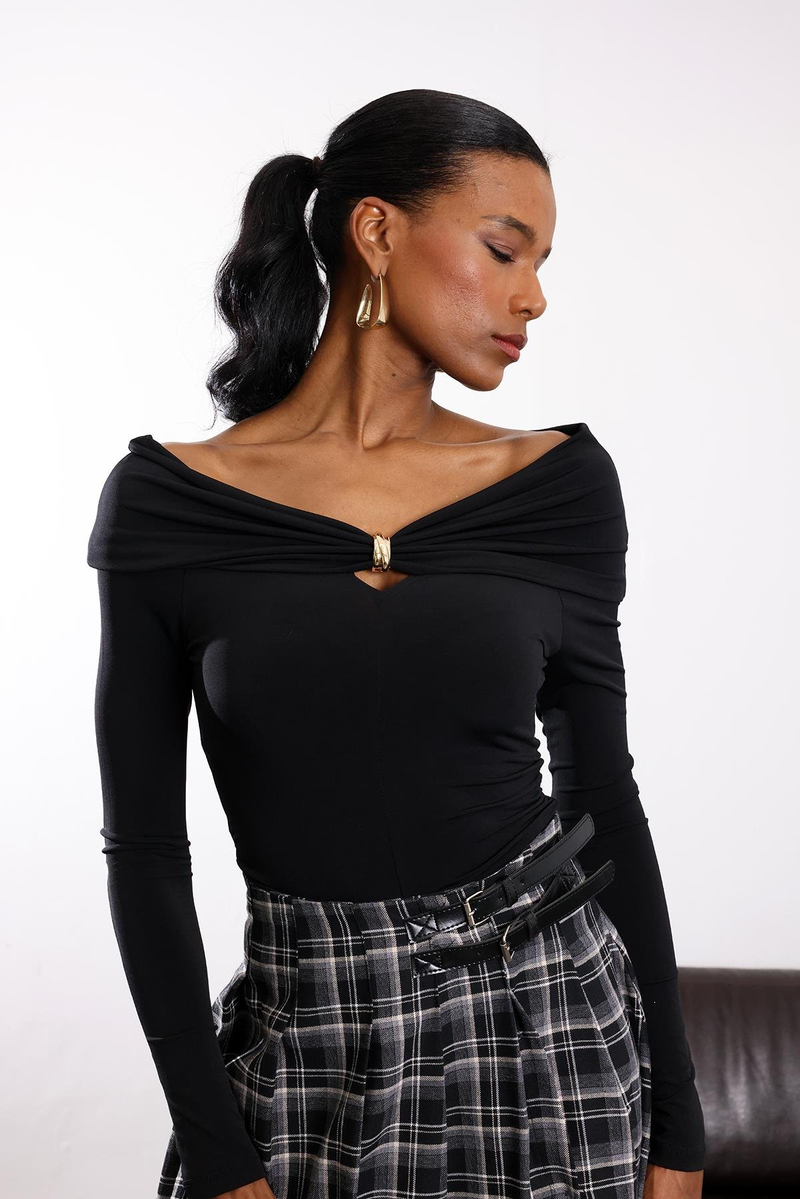 Siyah Aksesuar Detaylı Kayık Yaka Bluz 0741