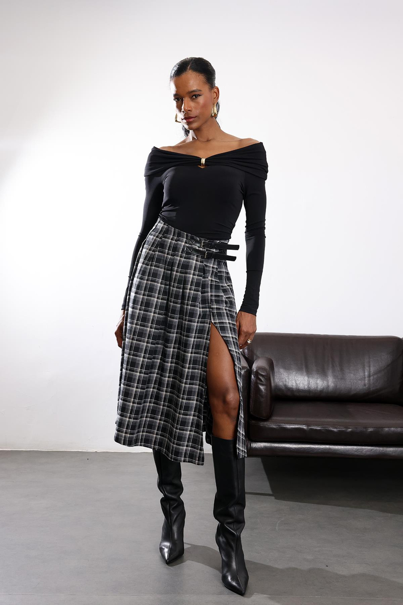 Siyah Aksesuar Detaylı Kayık Yaka Bluz 0741