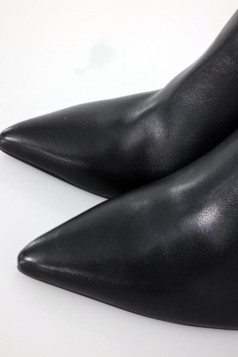 Siyah Arkadan Fermuarlı Sivri Burun Bot 25468